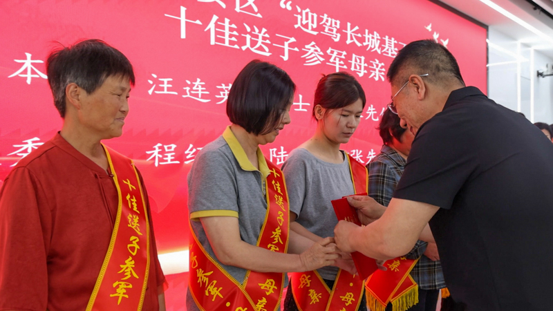 程培华给获焦剡颁奖1_看图王.JPG